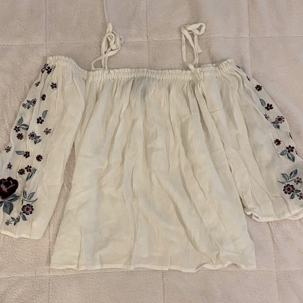 Embroidered Off the shoulder blouse!!🌸🌸